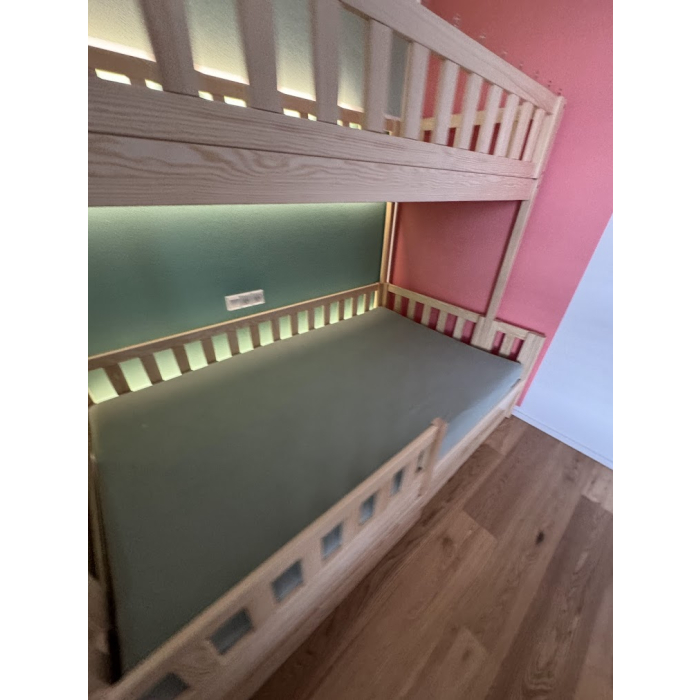 Kinderbett mit Treppe und oberer Spielplattform